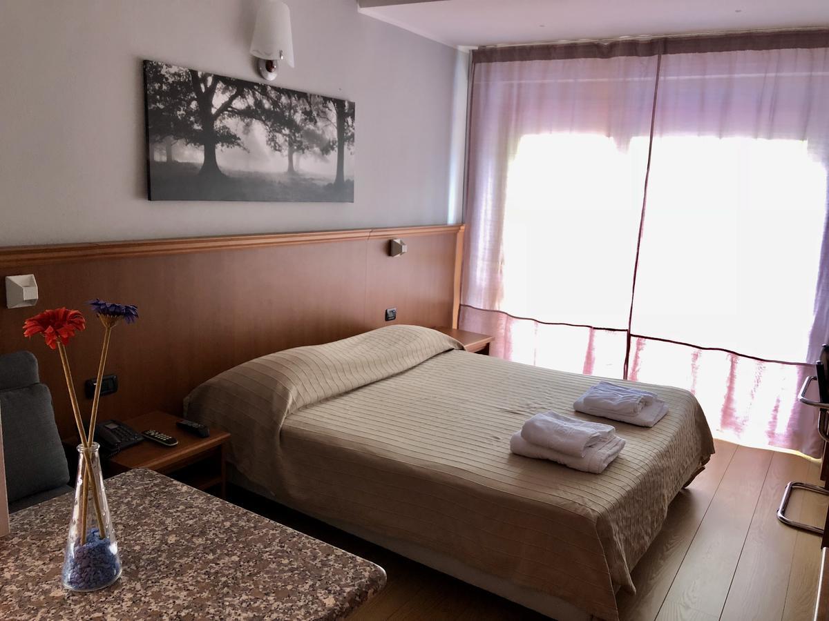 Hotel Rinaldo Apartment Borgomanero Exterior foto