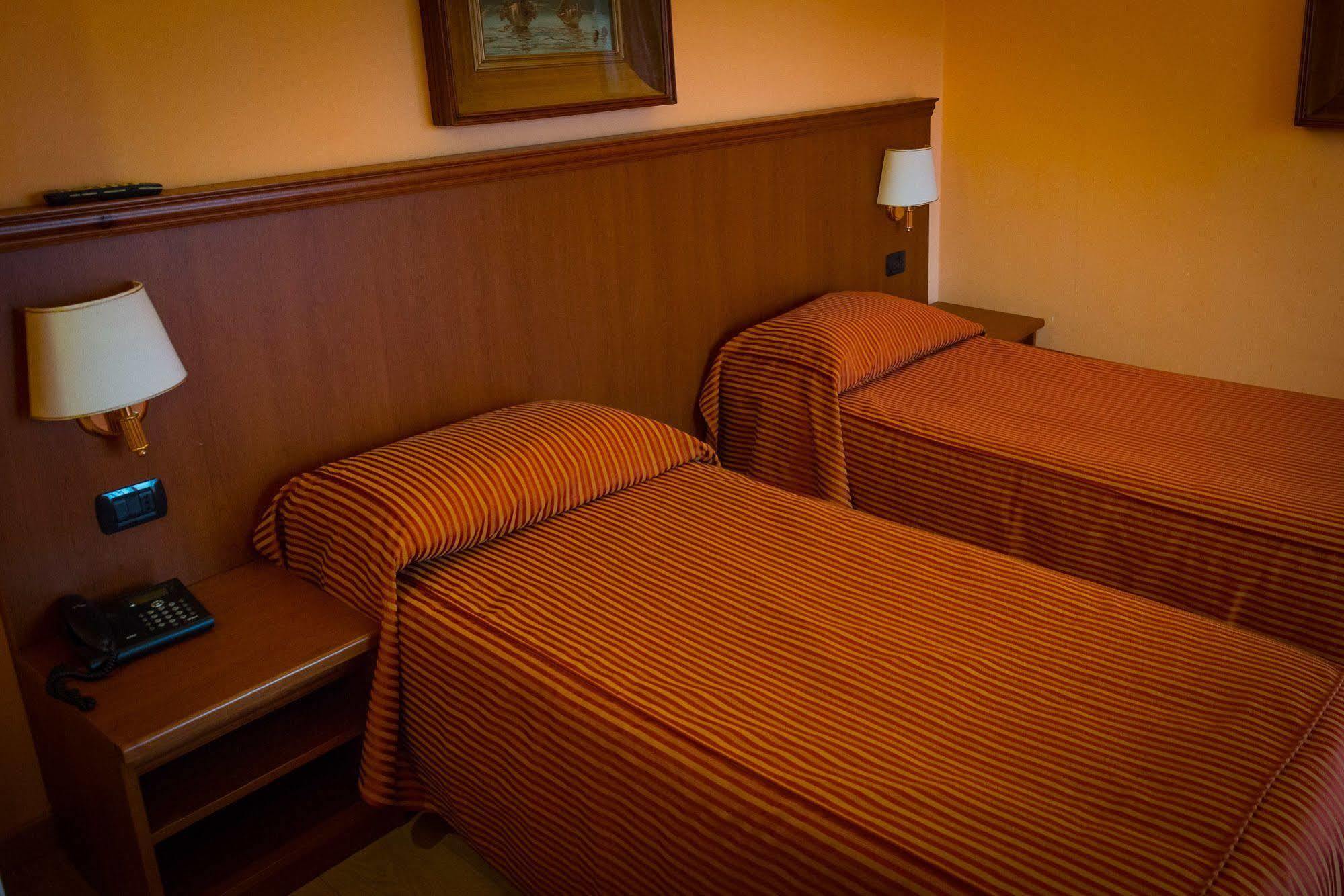 Hotel Rinaldo Apartment Borgomanero Exterior foto
